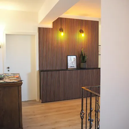 Weinstrasse No 8 
